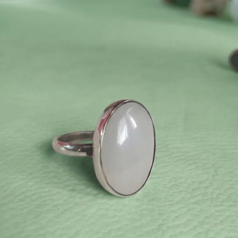 anillo con piedra nacar